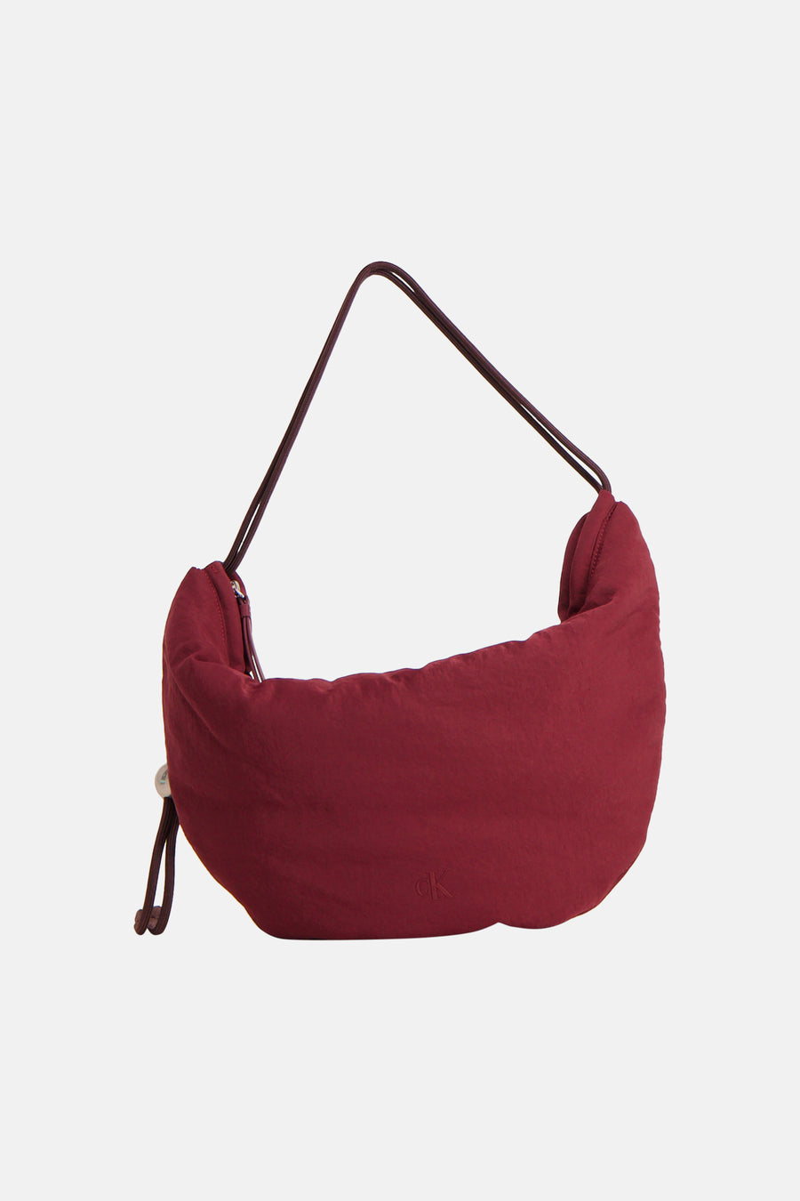 Sac à bandoulière Bordeaux de Calvin Klein, avec une texture lisse et une bandoulière marron foncé.