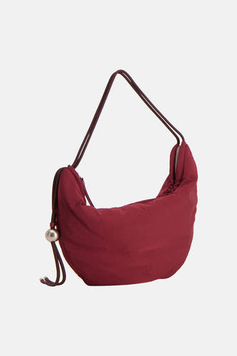 Sac à bandoulière Bordeaux de Calvin Klein avec détails argentés et bandoulière marron.