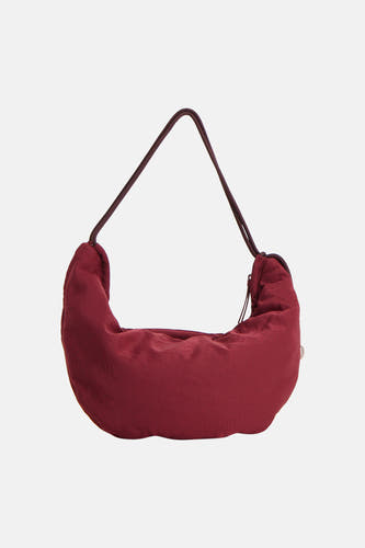 Bordeaux schoudertas van Calvin Klein, met een gladde textuur en een donkerbruine schouderband.
