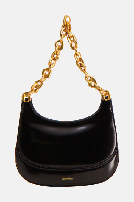 Zwarte Calvin Klein handtas met gouden ketting.
