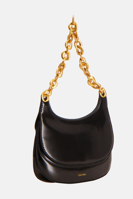 Zwarte Calvin Klein handtas met gouden ketting.
