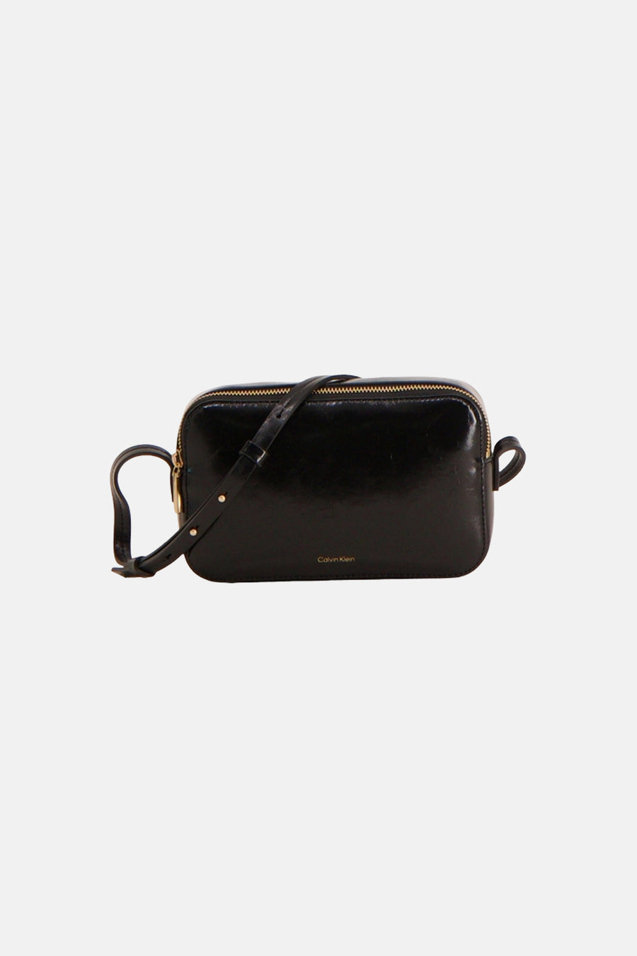 Sac à bandoulière rectangulaire noir de Calvin Klein, en matière brillante aspect cuir légèrement grainé avec des passants sur les côtés.