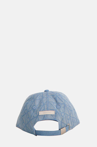 Blauw petje van Calvin Klein, met een all-over logo patroon en verstelbare band aan de achterkant.
