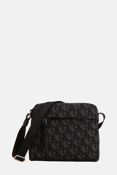 Sac à dos noir de Calvin Klein, avec un imprimé logo intégral et une sangle d'épaule ajustable.