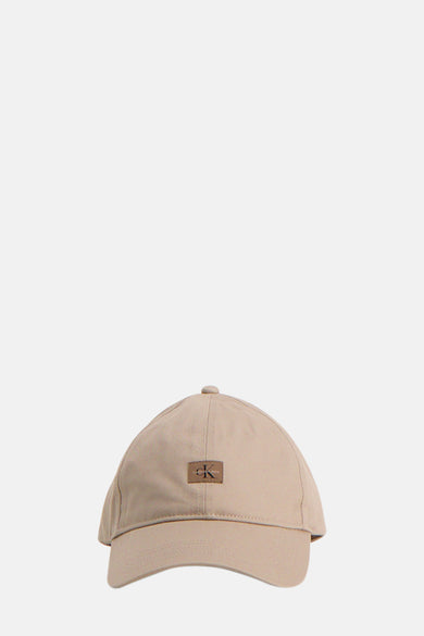 Chapeau beige de Calvin Klein, vu par l'arrière avec une bande ajustable.