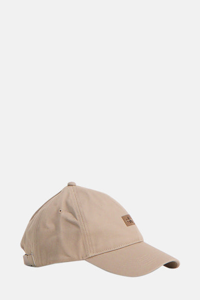 Chapeau beige de Calvin Klein, avec une bande ajustable à l'arrière et un petit logo sur l'avant.