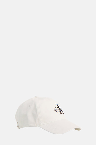 Casquette blanche de Calvin Klein avec un logo brodé sur l'avant.