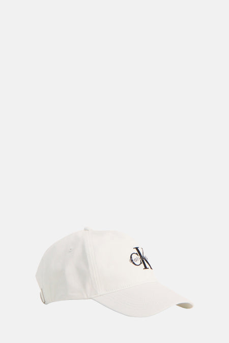 Casquette blanche de Calvin Klein avec un logo brodé sur l'avant.