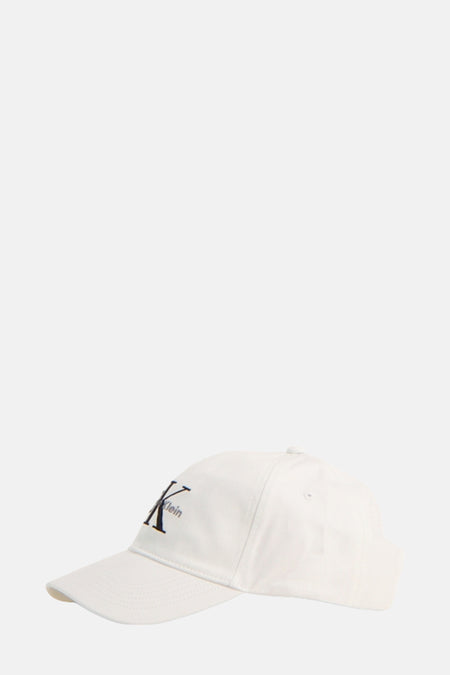 Casquette blanche de Calvin Klein, avec un logo brodé sur l'avant.