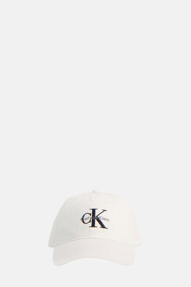 Casquette blanche de Calvin Klein avec le logo iconique à l'avant.