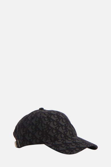 Chapeau noir de Calvin Klein, avec une impression de logo all-over et des détails argentés.