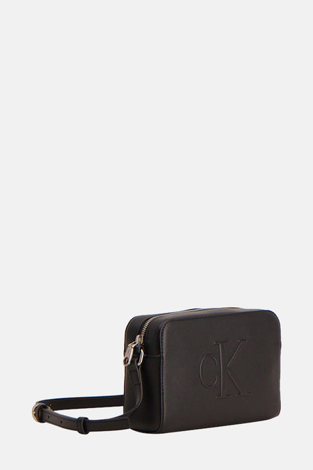 Sac à dos noir de Calvin Klein, avec un logo ton sur ton sur l'avant.