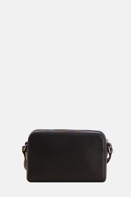 Sac à dos noir de Calvin Klein, avec fermeture éclair argentée et bretelles d'épaule ajustables.
