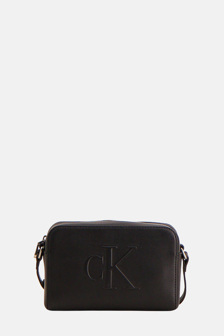 Sac à dos noir de Calvin Klein avec un grand logo CK sur la partie avant.