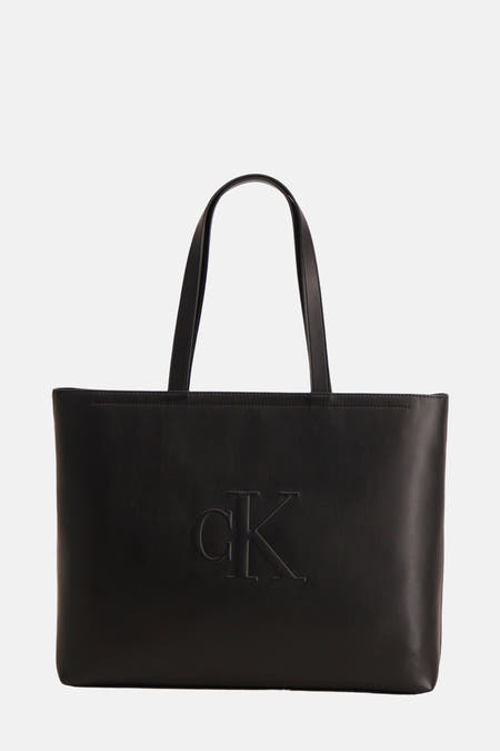 Sac à main noir de Calvin Klein avec un logo CK en relief sur l'avant.