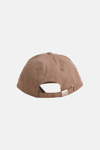 Beige pet van Calvin Klein, gezien van achteren met een metalen gesp voor verstelling.