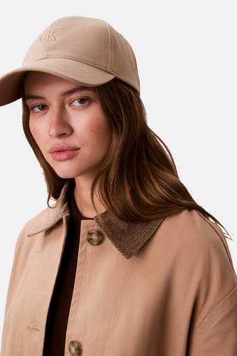 Casquette beige Calvin Klein, avec un logo brodé sur le devant.