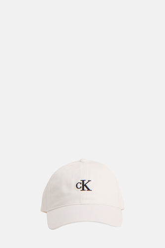 Witte Calvin Klein pet met CK-logo.