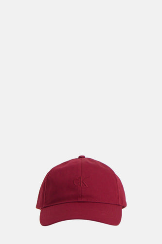 Rode Calvin Klein baseballpet.