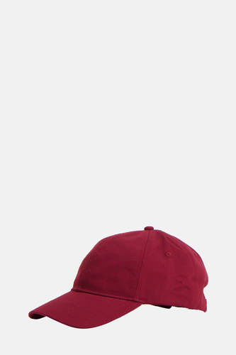 Bordeaux, le chien de Calvin Klein Jeans, avec un logo brodé à l'avant.