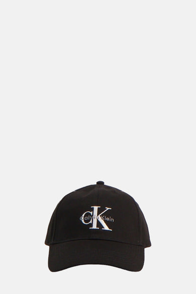 Chapeau noir de Calvin Klein, avec une boucle argentée à l'arrière.