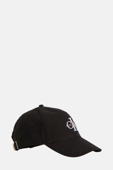 Chapeau noir de Calvin Klein, avec logo blanc sur l'avant, en vue latérale.