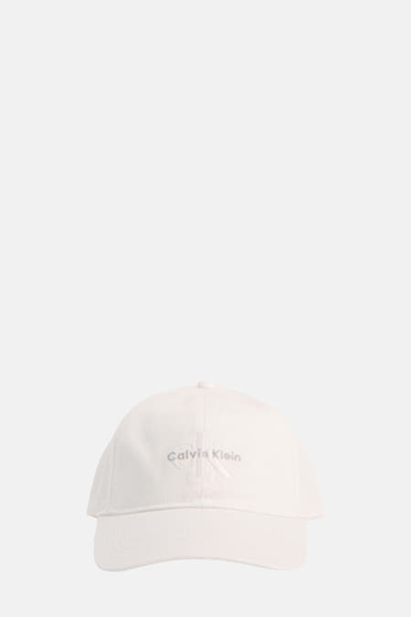 Casquette blanche de Calvin Klein, avec une sangle réglable à l'arrière.