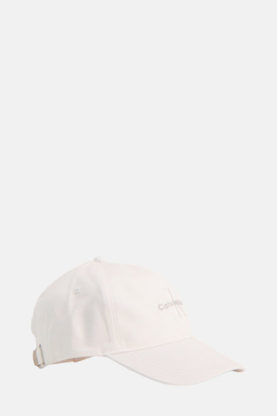 Casquette blanche de Calvin Klein avec un logo subtil sur l'avant et une fermeture ajustable.