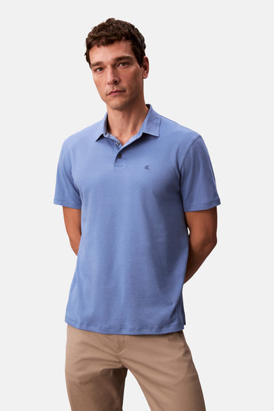 T-shirt bleu de manches courtes Calvin Calvin Klein, deux deux boutons et un logo brodé.