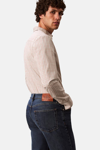 Jean bleu marine droit de Calvin Klein, avec une étiquette en cuir et une poche arrière visible.
