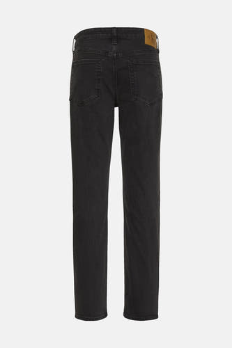 Jean slim fit noir de Calvin Klein, avec cinq poches classiques et un patch en cuir.