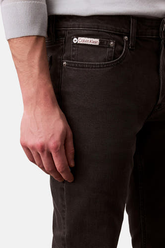 Jean slim fit noir de Calvin Klein, avec un détail de logo subtil sur la poche.