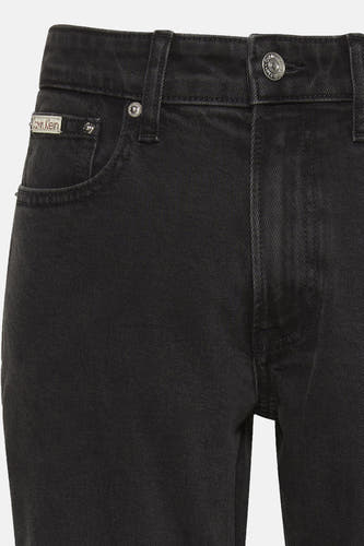 Jean slim fit noir de Calvin Klein avec des détails de marque argentés et une texture denim classique.