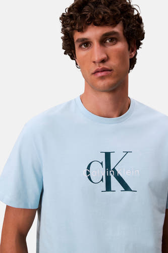 T-shirt bleu à manches courtes de Calvin Klein, avec logo sur la poitrine.