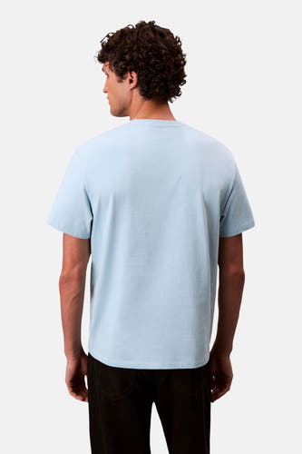 T-shirt bleu à manches courtes de Calvin Klein, vu de l'arrière, porté avec un pantalon noir.