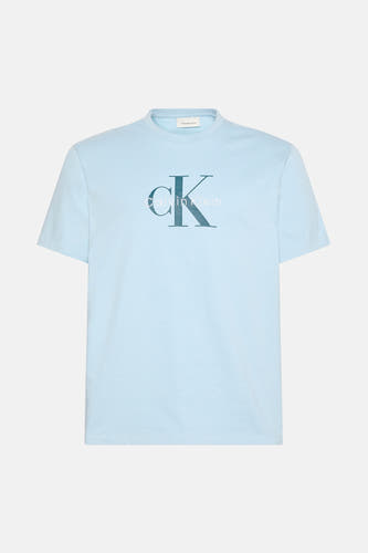 T-shirt bleu à manches courtes de Calvin Klein Jeans, avec un grand logo CK sur la devanture.