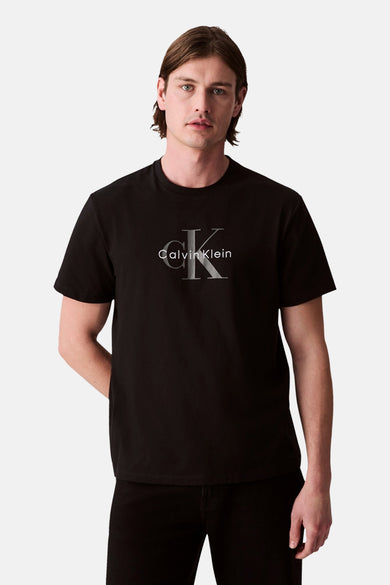 T-shirt noir à manches courtes de Calvin Klein, avec logo argenté sur la poitrine.