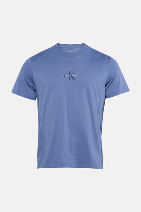 Blauwe korte mouw T-shirt van Calvin Klein met klein logo op borst, ronde hals en gladde stof, front view