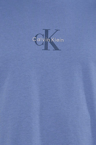 Blauwe korte mouw t-shirt van Calvin Klein met geborduurd CK-logo op borst, zachte katoen, close-up voorzijde