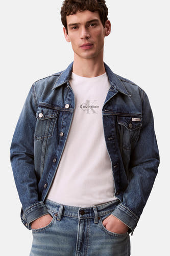Wit T-shirt met korte mouwen van Calvin Klein, gedragen onder een denim jack en bijpassende jeans.