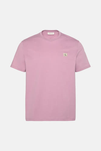 T-shirt rose à manches courtes de Calvin Klein Jeans, avec un petit logo sur la poitrine.