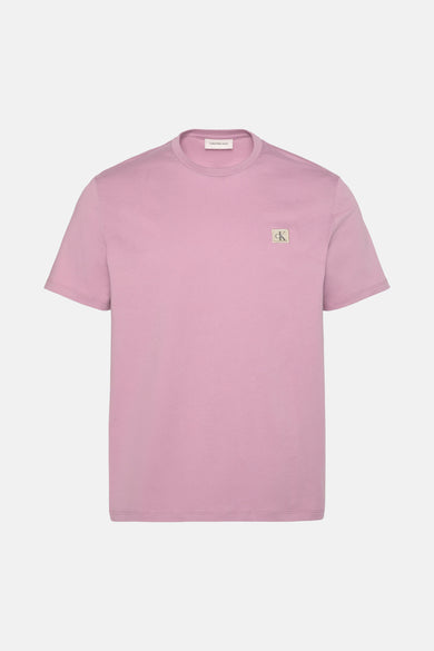 T-shirt rose à manches courtes de Calvin Klein Jeans, avec un petit logo sur la poitrine.