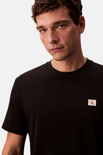 T-shirt noir à manches courtes de Calvin Klein, avec petit logo sur la poitrine.