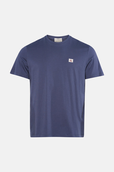 Blauwe korte mouw t-shirt van Calvin Klein met klein wit logo op borst, ronde hals en gladde stof, front view