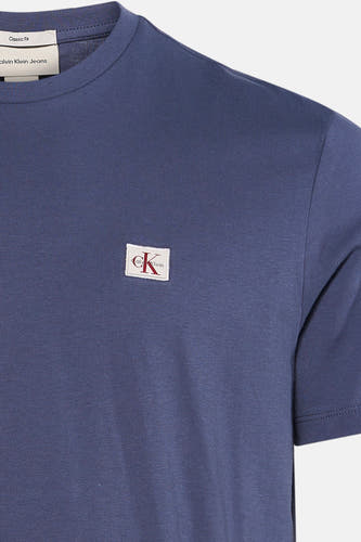Blauwe korte mouw t-shirt van Calvin Klein met wit logo-patch op borst, ronde hals, close-up voorzijde