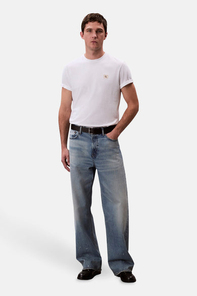 T-shirt blanc à manches courtes de Calvin Klein, avec petit logo sur la poitrine.