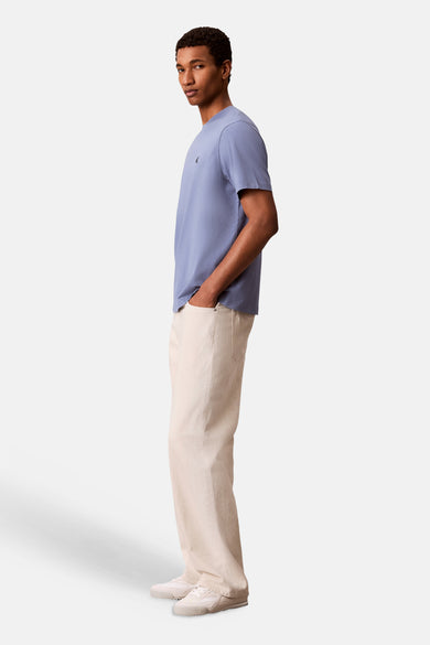 T-shirt bleu à manches courtes Calvin Klein avec petit logo foncé sur la poitrine.