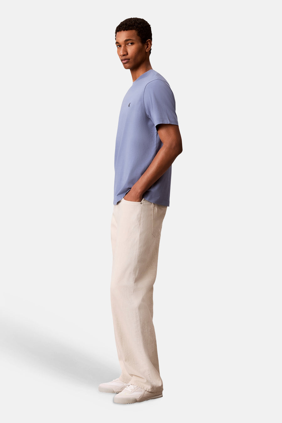 T-shirt bleu à manches courtes Calvin Klein avec petit logo foncé sur la poitrine.