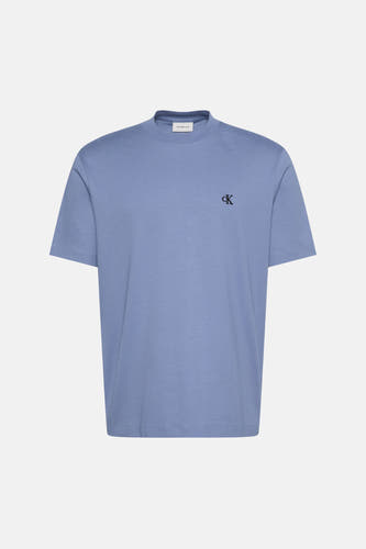 T-shirt bleu Calvin Klein avec un petit logo noir 'cK' sur la poitrine gauche, col rond et manches courtes.