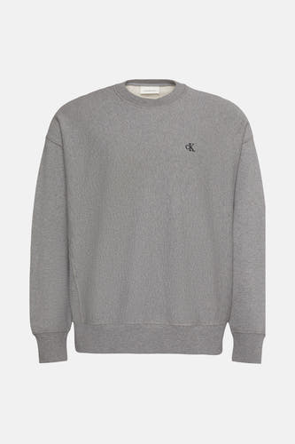Pull-over gris de Calvin Klein Jeans, avec un petit logo brodé sur la poitrine.